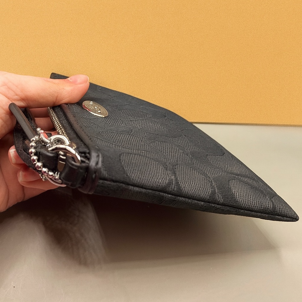 ✨ COACH Signature Corner Zip Wristlet – Classic & Timeless | EUC | MSRP $85 ✨ - Picture 9 of 10